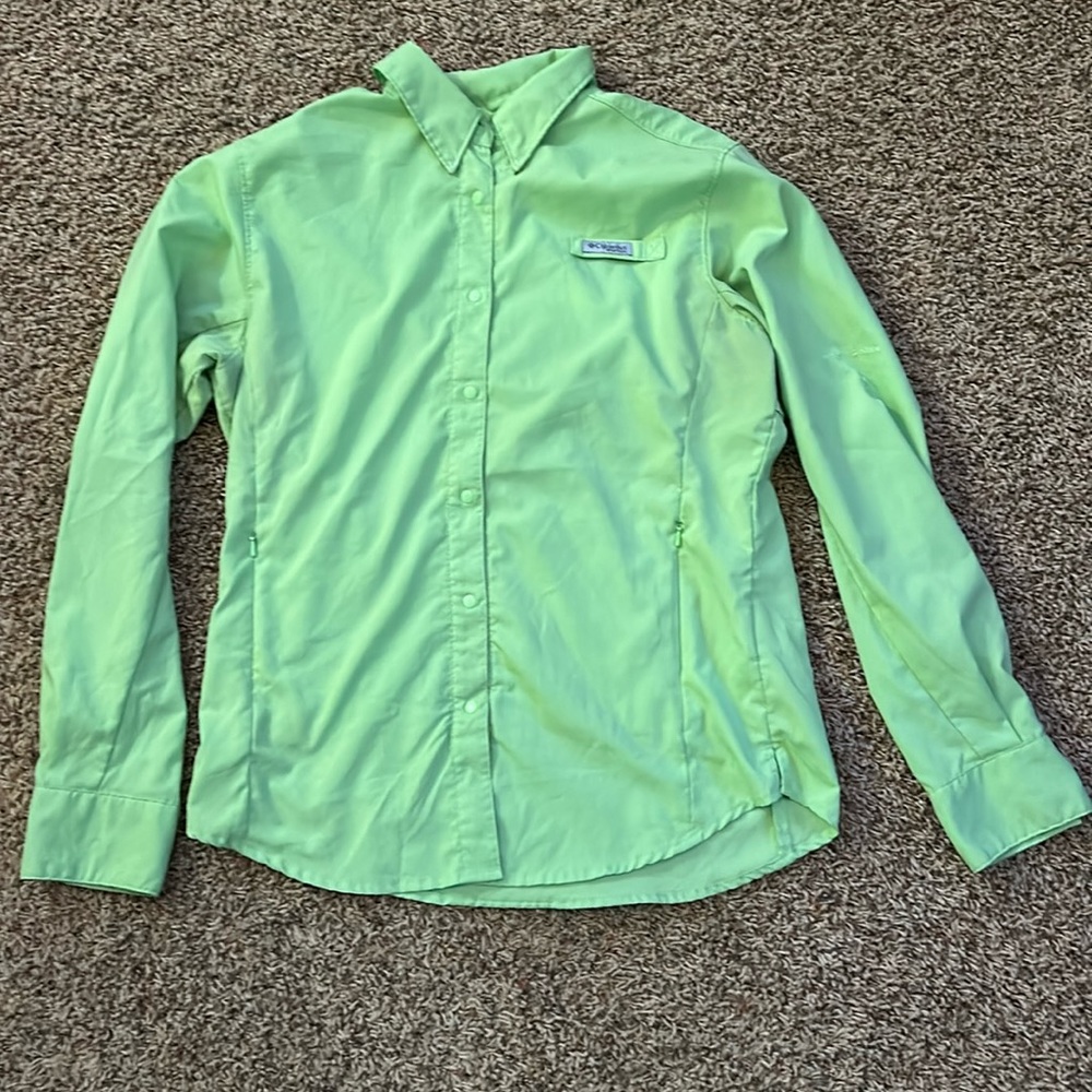Women’s medium Columbia Omni shade button down shirt